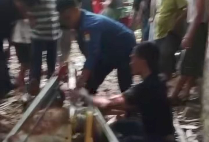 Upaya evakuasi penyelamatan Tim BPBD kabupaten Tangerang kejadian 2 ekor sapi tercebur sumur warga Kecamatan Panongan (foto screenshot vidio)
