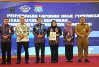 Bupati Tangerang Maesyal Rasyid berpose bersama jajarannya usai menerima penghargaan Opini Wajar Tanpa Pengecualian (WTP) untuk Laporan Keuangan Pemkab Tangerang dari BPK Perwakilan Banten