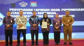 Bupati Tangerang Maesyal Rasyid berpose bersama jajarannya usai menerima penghargaan Opini Wajar Tanpa Pengecualian (WTP) untuk Laporan Keuangan Pemkab Tangerang dari BPK Perwakilan Banten