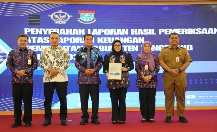 Bupati Tangerang Maesyal Rasyid berpose bersama jajarannya usai menerima penghargaan Opini Wajar Tanpa Pengecualian (WTP) untuk Laporan Keuangan Pemkab Tangerang dari BPK Perwakilan Banten