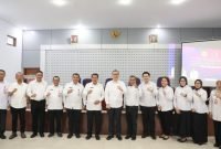 Bupati Tangerang bersama Kepala Kejari didampingi para pejabatnya berpose bersama usai tanda tangan kesepakatan bersama penanganan masalah hukum Perdata dan PTUN