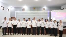 Bupati Tangerang bersama Kepala Kejari didampingi para pejabatnya berpose bersama usai tanda tangan kesepakatan bersama penanganan masalah hukum Perdata dan PTUN