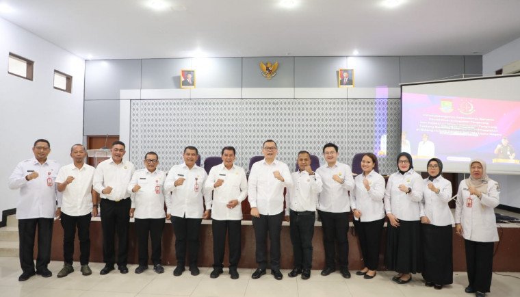 Bupati Tangerang bersama Kepala Kejari didampingi para pejabatnya berpose bersama usai tanda tangan kesepakatan bersama penanganan masalah hukum Perdata dan PTUN