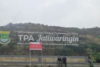 TPA Jatiwaringin terlihat papan segel dari Kementerian Lingkungan Hidup RI