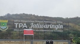 TPA Jatiwaringin terlihat papan segel dari Kementerian Lingkungan Hidup RI