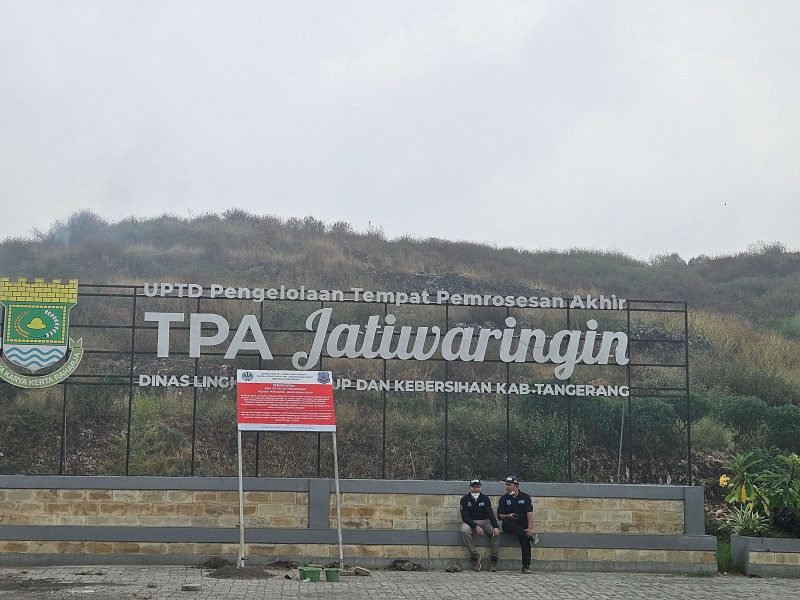 TPA Jatiwaringin terlihat papan segel dari Kementerian Lingkungan Hidup RI