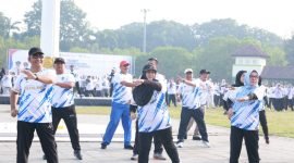 Wakil Bupati Tangerang memimpin senam guru-guru dalam rangka Hari Pendidikan Nasional Tahun 2025