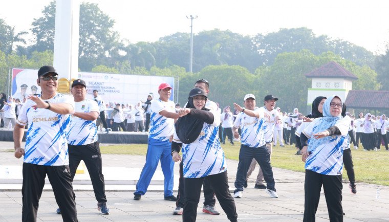 Wakil Bupati Tangerang memimpin senam guru-guru dalam rangka Hari Pendidikan Nasional Tahun 2025