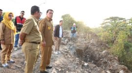 Bupati Maesyal Rasyid meninjau pengerjaan perbaikan jalan Jati Gintung Cituis Kecamatan Sukadiri