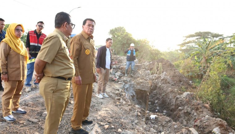 Bupati Maesyal Rasyid meninjau pengerjaan perbaikan jalan Jati Gintung Cituis Kecamatan Sukadiri
