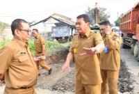 Bupati Tangerang didampingi Kadis Bina Marga dan SDA dan Camat Cisoka melihat langsung ke lokasi Perbaikan Jalan Cisoka Cangkudu pada hari Selasa (06/05/2025)