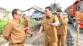 Bupati Tangerang didampingi Kadis Bina Marga dan SDA dan Camat Cisoka melihat langsung ke lokasi Perbaikan Jalan Cisoka Cangkudu pada hari Selasa (06/05/2025)