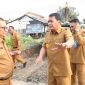 Bupati Tangerang didampingi Kadis Bina Marga dan SDA dan Camat Cisoka melihat langsung ke lokasi Perbaikan Jalan Cisoka Cangkudu pada hari Selasa (06/05/2025)
