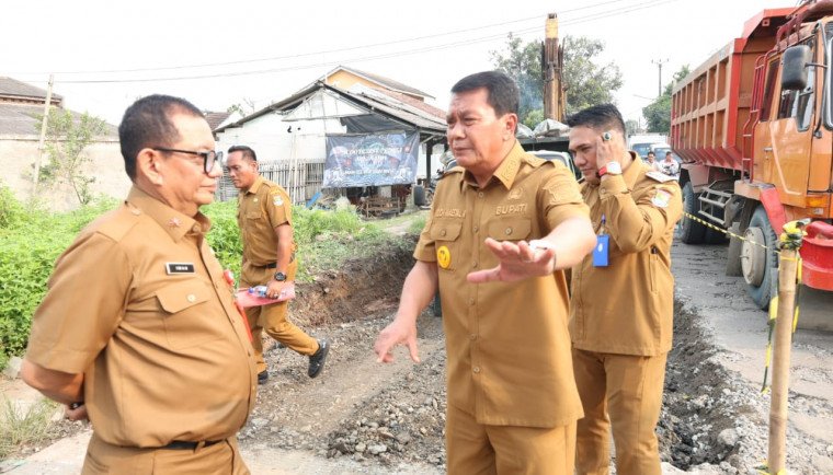 Bupati Tangerang didampingi Kadis Bina Marga dan SDA dan Camat Cisoka melihat langsung ke lokasi Perbaikan Jalan Cisoka Cangkudu pada hari Selasa (06/05/2025)