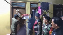 Penyegelan lokasi kontrakan yang diduga jadi sarang prostitusi online oleh Anggota Satpol PP Kabupaten Tangerang 