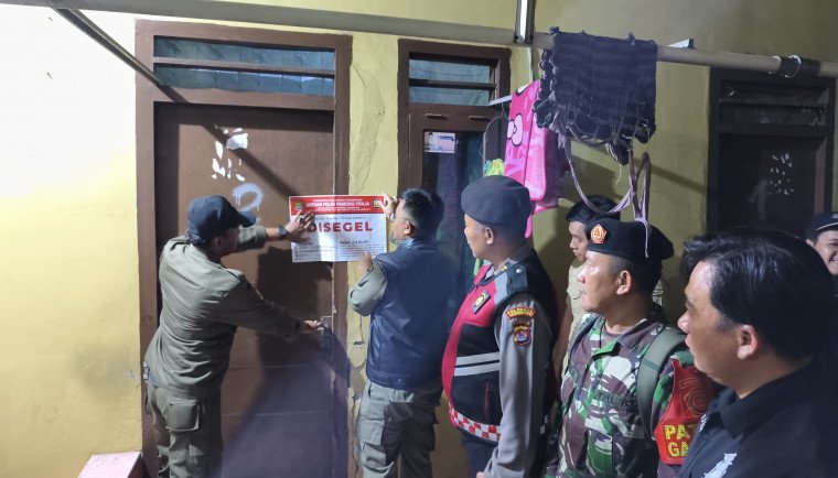 Penyegelan lokasi kontrakan yang diduga jadi sarang prostitusi online oleh Anggota Satpol PP Kabupaten Tangerang 