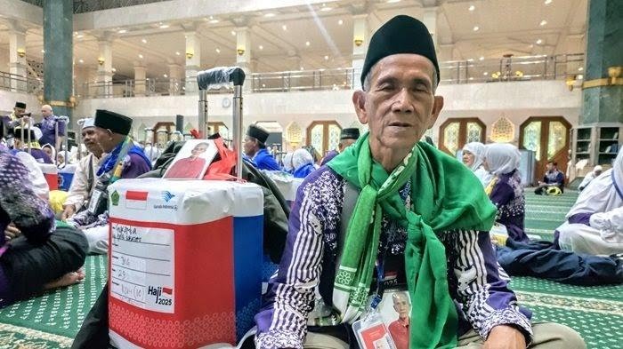 Sukanta (96) Jamaah Haji tertua asal Kecamatan Balaraja Kabupaten Tangerang saat diwawancarai di Masjid Agung Al-Amjad, Kabupaten Tangerang, Banten, Sabtu 10 Mei 2025 (foto ; Tribuntangerang.com) 