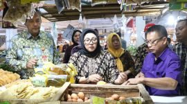 Wakil Bupati Tangerang Intan Nurul Hikmah bersama Kadis Perindag Provinsi Banten Babar Suharso mengawal Operasi Pasar Minyak Goreng di Pasar Gudang Tigaraksa 