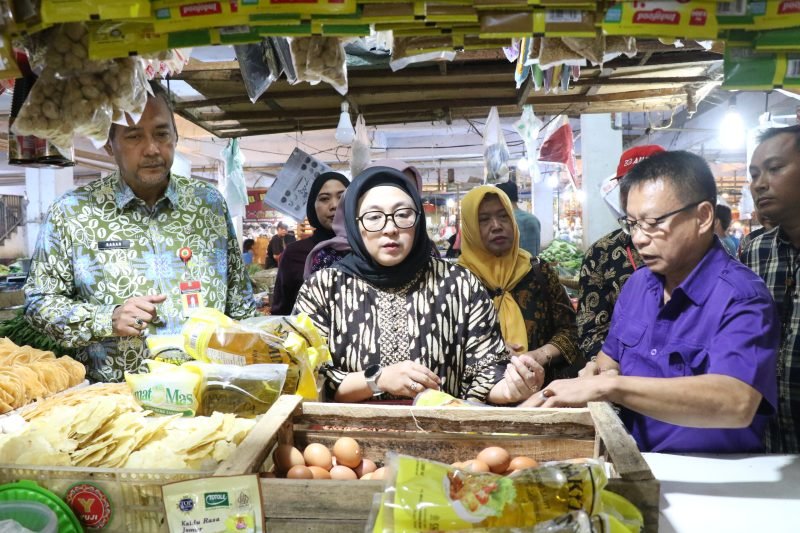 Wakil Bupati Tangerang Intan Nurul Hikmah bersama Kadis Perindag Provinsi Banten Babar Suharso mengawal Operasi Pasar Minyak Goreng di Pasar Gudang Tigaraksa 