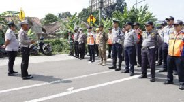 Sebelum operasi penertiban parkir liar di Kawasan Pintu Tol Balaraja Timur Petugas Dishub dan Satlantas Polresta gelar apel kesiapan 