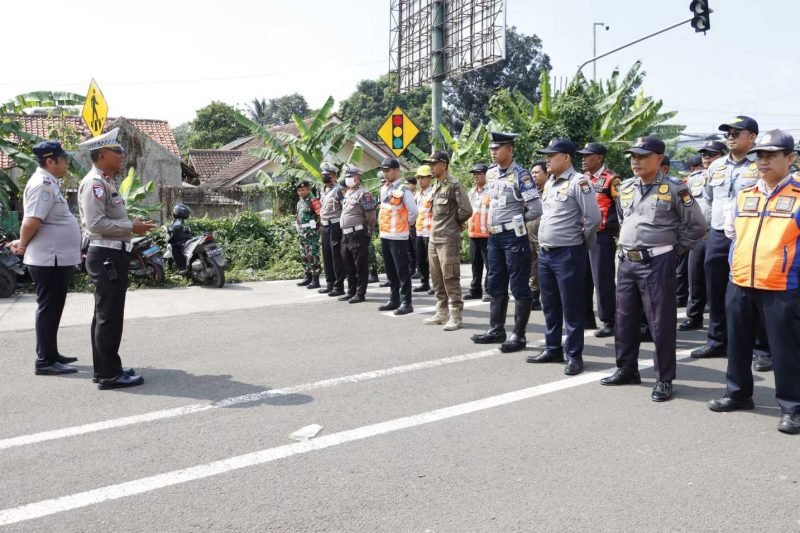 Sebelum operasi penertiban parkir liar di Kawasan Pintu Tol Balaraja Timur Petugas Dishub dan Satlantas Polresta gelar apel kesiapan 