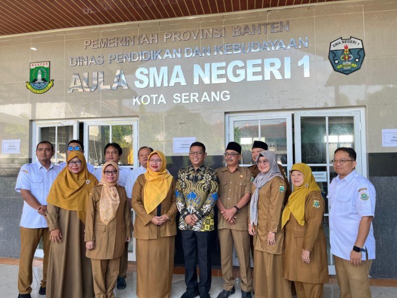 Gubernur Banten meninjau SPMB di SMAN 1 Kota Serang, Senin 16 Juni 2025 (Foto : Adminprov Banten)