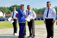 Bupati Tangerang Maesyal Rasyid menyerahkan secara simbolis SK Perpanjangan Masa Jabatan BPD kepada Sahrudin Anggota BPD Tapos Kecamatan Tigaraksa yang juga Sekretaris Forum BPD Kabupaten Tangerang pada Senin 2 Juni 2025