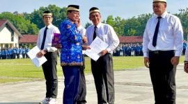 Bupati Tangerang Maesyal Rasyid menyerahkan secara simbolis SK Perpanjangan Masa Jabatan BPD kepada Sahrudin Anggota BPD Tapos Kecamatan Tigaraksa yang juga Sekretaris Forum BPD Kabupaten Tangerang pada Senin 2 Juni 2025