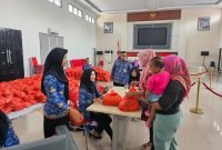 Warga antri tertib menebus sembako murah Bazaar Kecamatan Tigaraksa, Senin (02/05/2025)