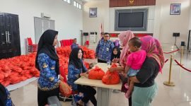 Warga antri tertib menebus sembako murah Bazaar Kecamatan Tigaraksa, Senin (02/05/2025)