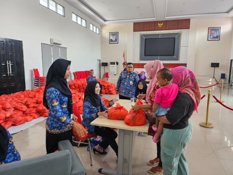 Warga antri tertib menebus sembako murah Bazaar Kecamatan Tigaraksa, Senin (02/05/2025)