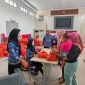 Warga antri tertib menebus sembako murah Bazaar Kecamatan Tigaraksa, Senin (02/05/2025)