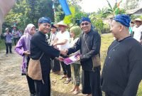 Usai peresmian dan pelantikan perpanjangan masa jabatan BPD se-Kecamatan Tigaraksa dilanjut penyerahan SK Bupati oleh Camat Tigaraksa kepada perwakilan anggota BPD