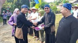 Usai peresmian dan pelantikan perpanjangan masa jabatan BPD se-Kecamatan Tigaraksa dilanjut penyerahan SK Bupati oleh Camat Tigaraksa kepada perwakilan anggota BPD 