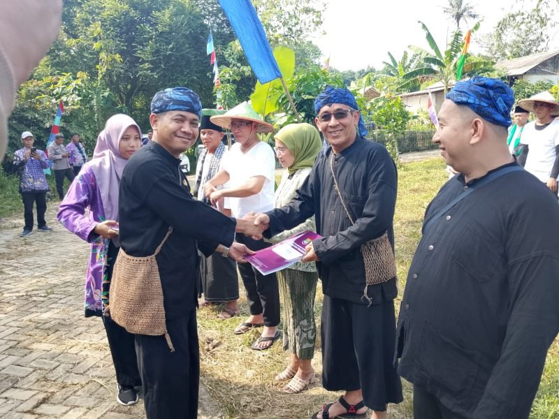 Usai peresmian dan pelantikan perpanjangan masa jabatan BPD se-Kecamatan Tigaraksa dilanjut penyerahan SK Bupati oleh Camat Tigaraksa kepada perwakilan anggota BPD 