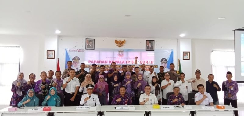 Usai pemaparan, jajaran Pemerintah Kelurahan Kaduagung dan Kecamatan Tigaraksa berpose bersama di Ruang Aula DPMPD Provinsi Banten pada Rabu 11 Juni 2025
