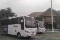 Sebanyak 3 mobil bus ukuran sedang nampak diparkir dihalaman Kantor Kecamatan Tigaraksa sore hari usai antar jemput