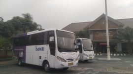 Sebanyak 3 mobil bus ukuran sedang nampak diparkir dihalaman Kantor Kecamatan Tigaraksa sore hari usai antar jemput