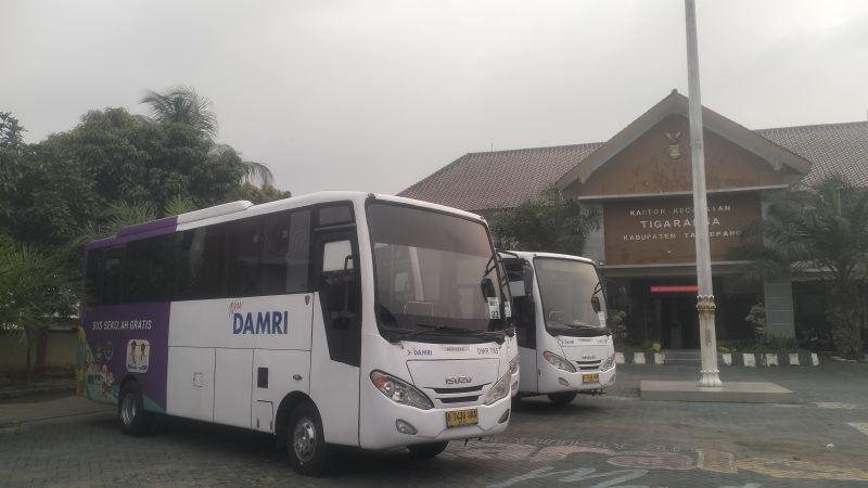 Sebanyak 3 mobil bus ukuran sedang nampak diparkir dihalaman Kantor Kecamatan Tigaraksa sore hari usai antar jemput