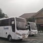 Sebanyak 3 mobil bus ukuran sedang nampak diparkir dihalaman Kantor Kecamatan Tigaraksa sore hari usai antar jemput