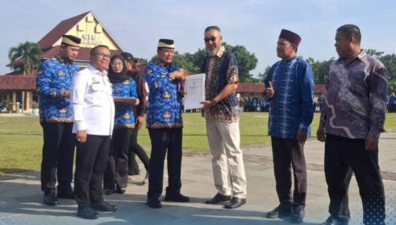 Bupati Tangerang Maesyal Rasyid menyerahkan legalitas badan hukum Kopdes Merah Putih kepada salah satu ketua Kopdes dari Kecamatan Pagedangan.