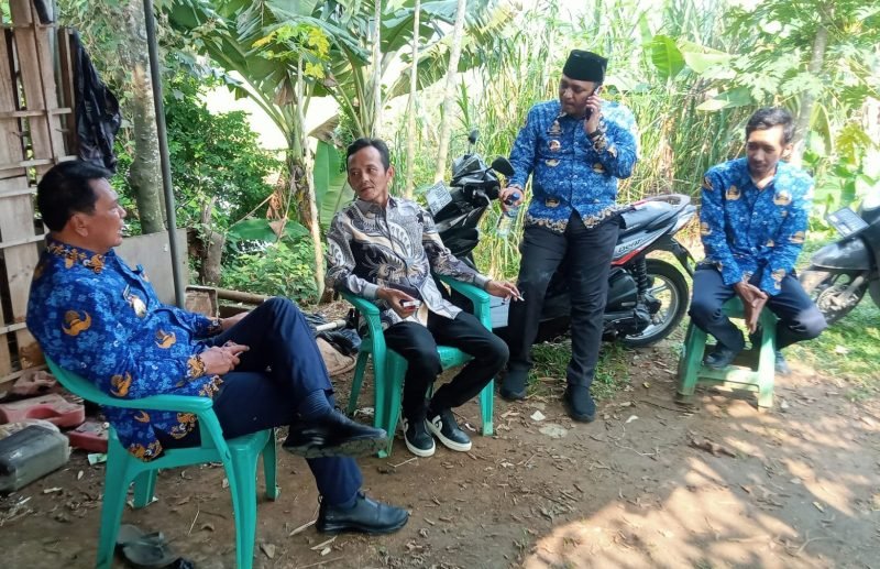 Bupati Tangerang Maesyal Rasyid duduk santai bareng Muhlis Anggota DPRD Banten
