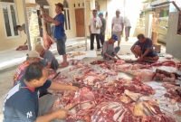 Warga Perumahan Sodong Village Kecamatan Tigaraksa sedang mengurus pembagian daging hewan Qurban Idul Adha 1446 H, Kamis 6 Juni 2025 (foto status WA Sangki Wahyudin)