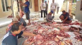 Warga Perumahan Sodong Village Kecamatan Tigaraksa sedang mengurus pembagian daging hewan Qurban Idul Adha 1446 H, Kamis 6 Juni 2025 (foto status WA Sangki Wahyudin)