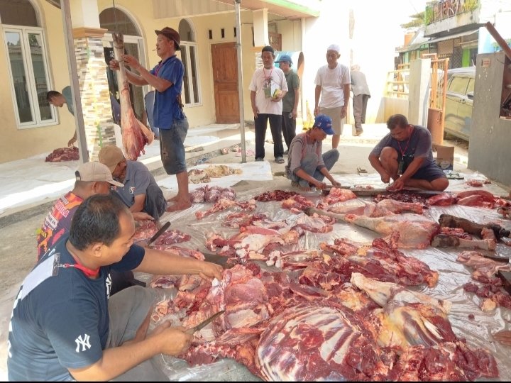 Warga Perumahan Sodong Village Kecamatan Tigaraksa sedang mengurus pembagian daging hewan Qurban Idul Adha 1446 H, Kamis 6 Juni 2025 (foto status WA Sangki Wahyudin)