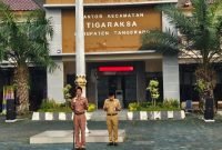 Edi Boy, ASN Kecamatan Tigaraksa yang memasuki masa pensiun didaulat menjadi Pembina Apel Senin Pagi (30/06/2025)