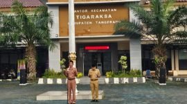 Edi Boy, ASN Kecamatan Tigaraksa yang memasuki masa pensiun didaulat menjadi Pembina Apel Senin Pagi (30/06/2025)