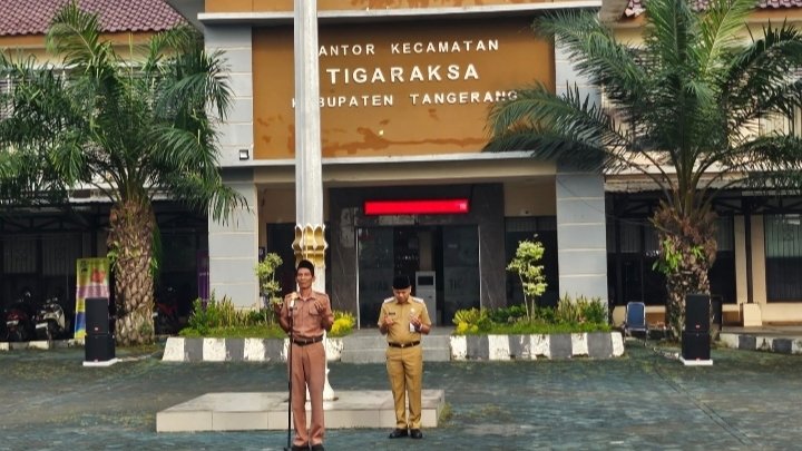 Edi Boy, ASN Kecamatan Tigaraksa yang memasuki masa pensiun didaulat menjadi Pembina Apel Senin Pagi (30/06/2025)