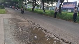Pemasangan Spanduk oleh Satlantas Polresta Tangerang (Sumber Foto : Viva Banten)
