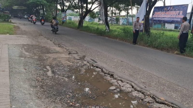 Pemasangan Spanduk oleh Satlantas Polresta Tangerang (Sumber Foto : Viva Banten)